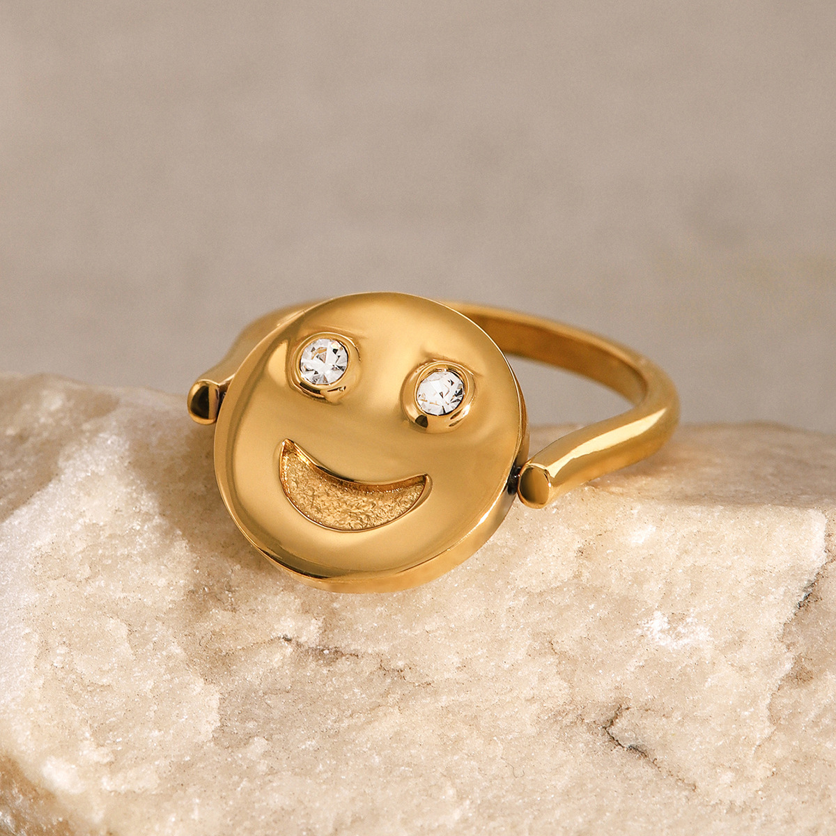 1 Stück einfacher, süßer Damenring in Smiley-Form aus Edelstahl, 18 Karat vergoldet mit Strasssteinen h5 